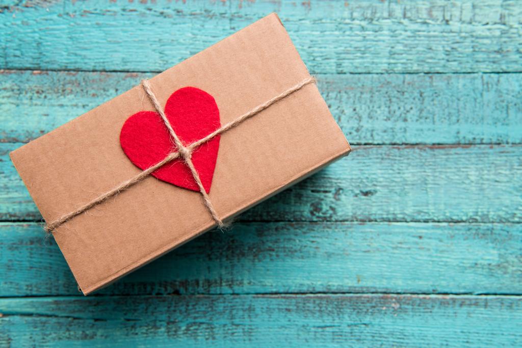 подарункова коробка з червоним серцем
  - Фото, зображення