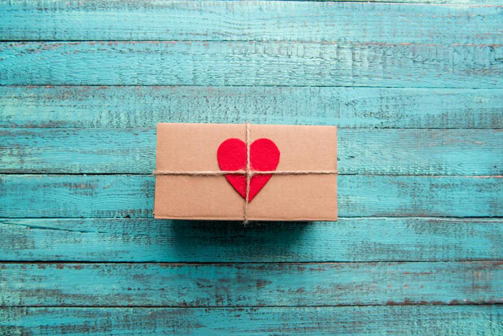 Geschenkbox mit rotem Herz - Foto, Bild