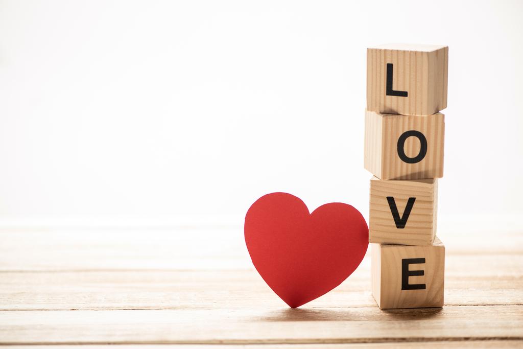 Serce z znak miłości na drewniane kostki - Zdjęcie, obraz