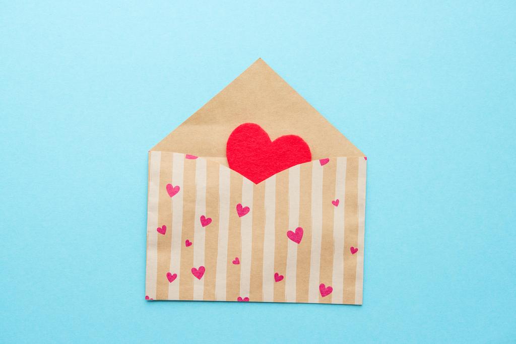 Kırmızı kalp ile açık zarf - Fotoğraf, Görsel