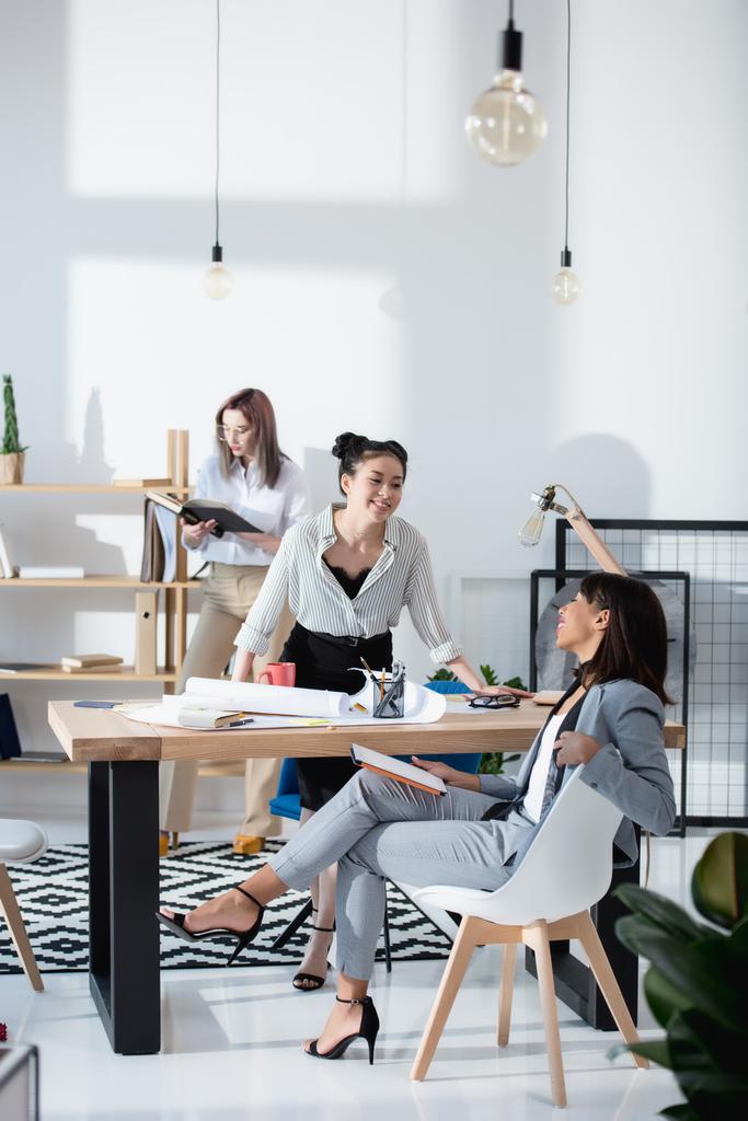mulheres empresárias multiétnicas que trabalham no escritório
 - Foto, Imagem