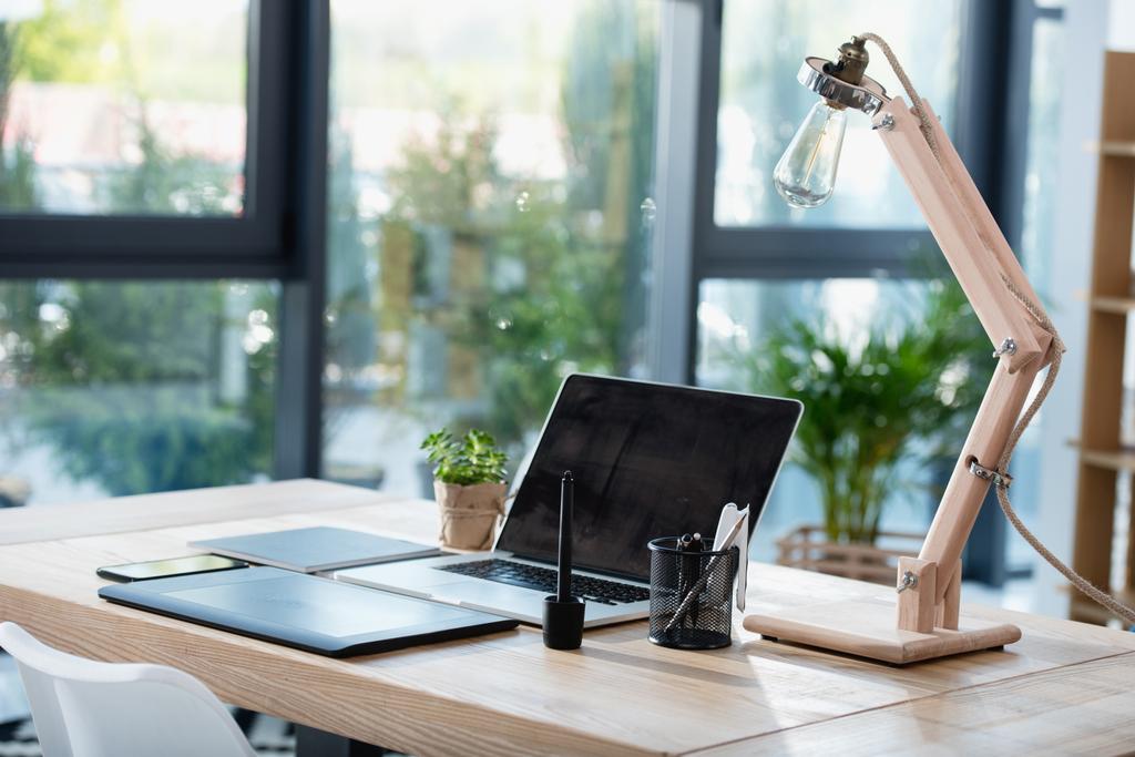 computer portatile con tablet grafico e lampada sul posto di lavoro
 - Foto, immagini
