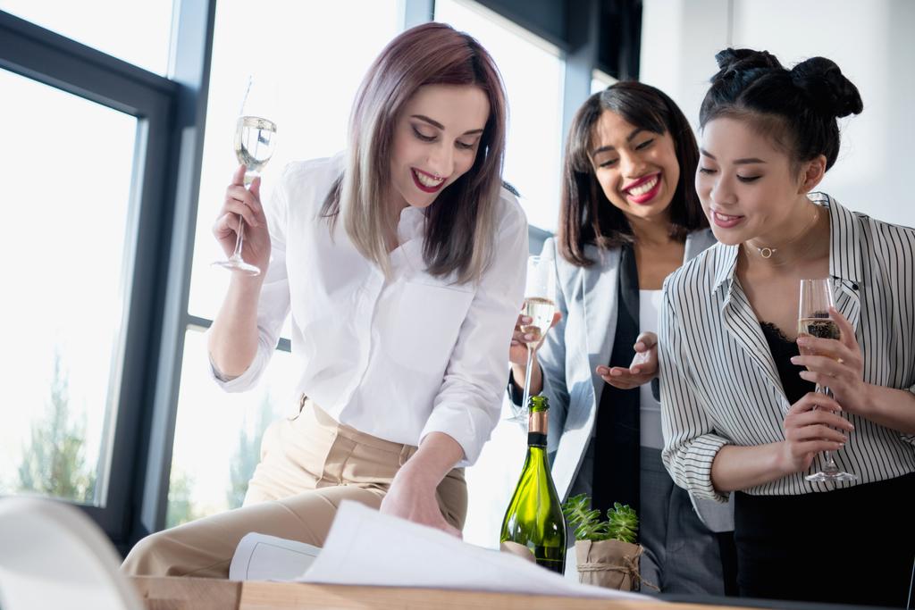 femmes d'affaires buvant du champagne et regardant sur le plan
 - Photo, image