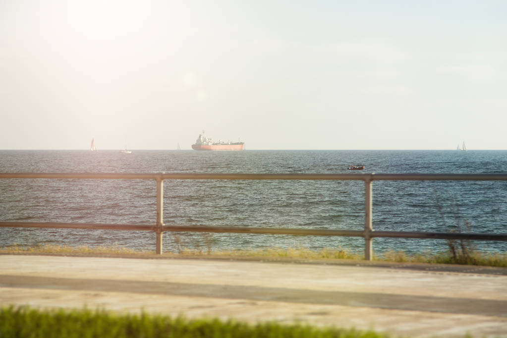 Παραθαλάσσιο δρόμο περιπάτου με θέα των πλοίων  - Φωτογραφία, εικόνα