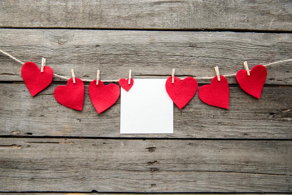 Papier coeur rouge coupé et carte de vœux
  - Photo, image