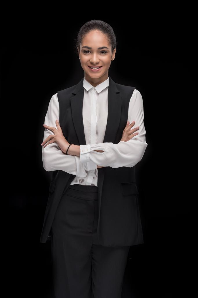 Femme d'affaires confiante debout avec les bras croisés - Photo, image