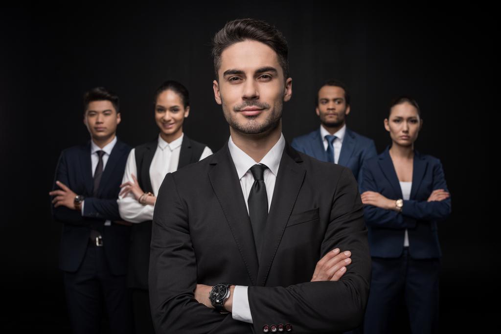 Уверенный бизнесмен со своими коллегами
  - Фото, изображение