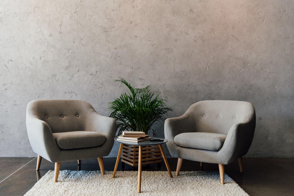 graue Sessel auf Teppich  - Foto, Bild