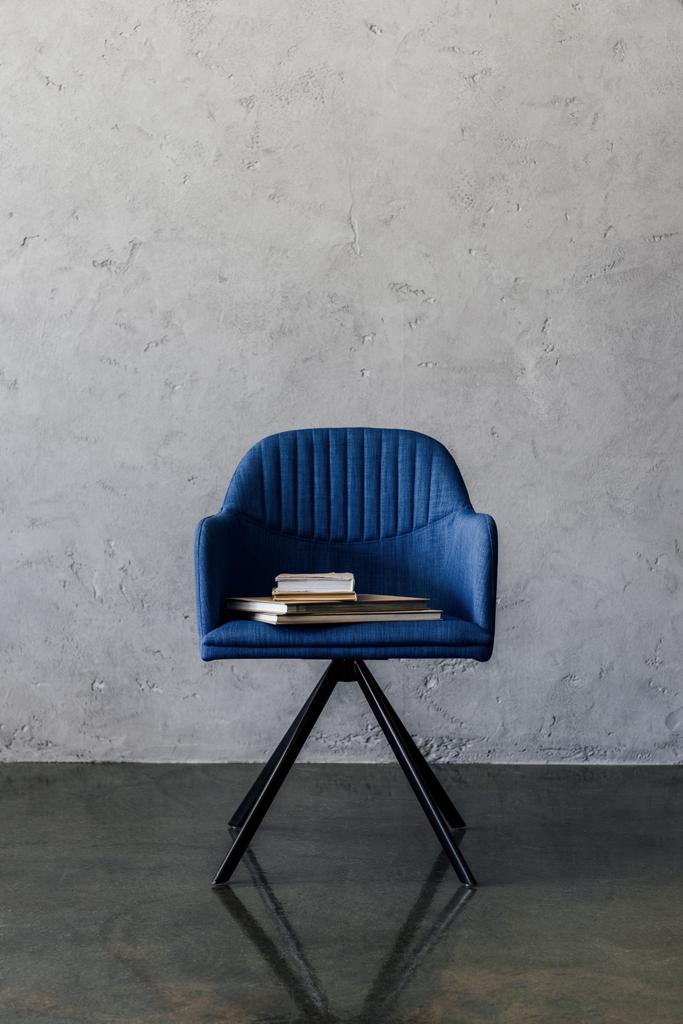 Blauwe stoel met boeken  - Foto, afbeelding