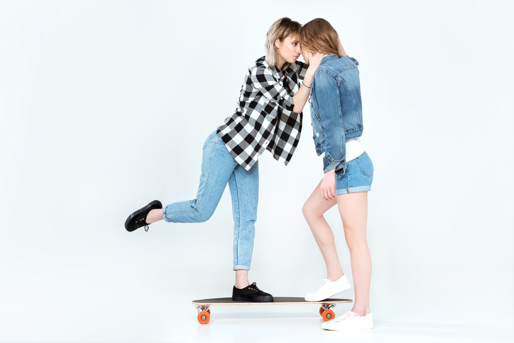 Lesbisch koppel met skateboard  - Foto, afbeelding