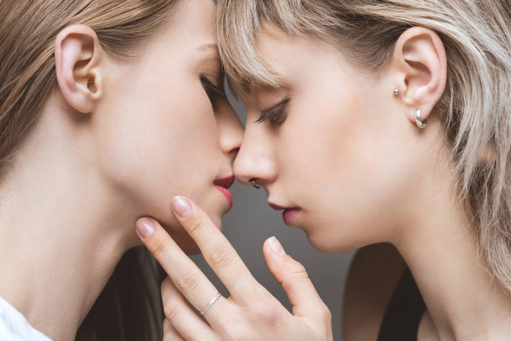 lesbický pár líbání oči zavřené - Fotografie, Obrázek