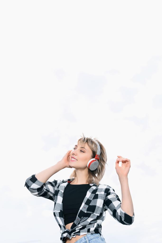 Chica escuchando música en los auriculares
 - Foto, Imagen