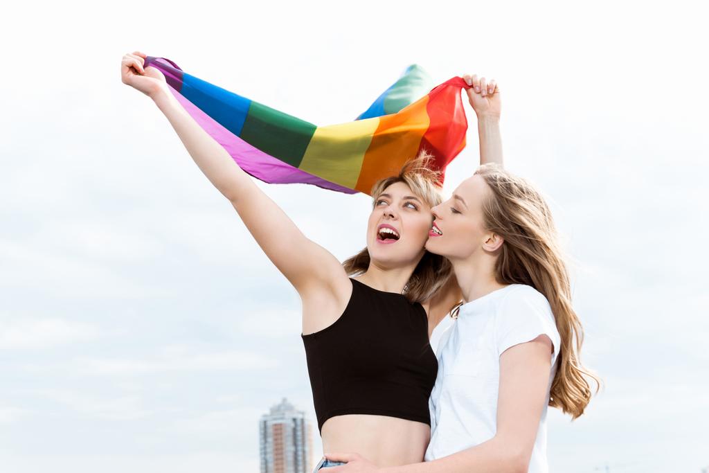 pareja lesbiana con bandera lgbt
 - Foto, imagen