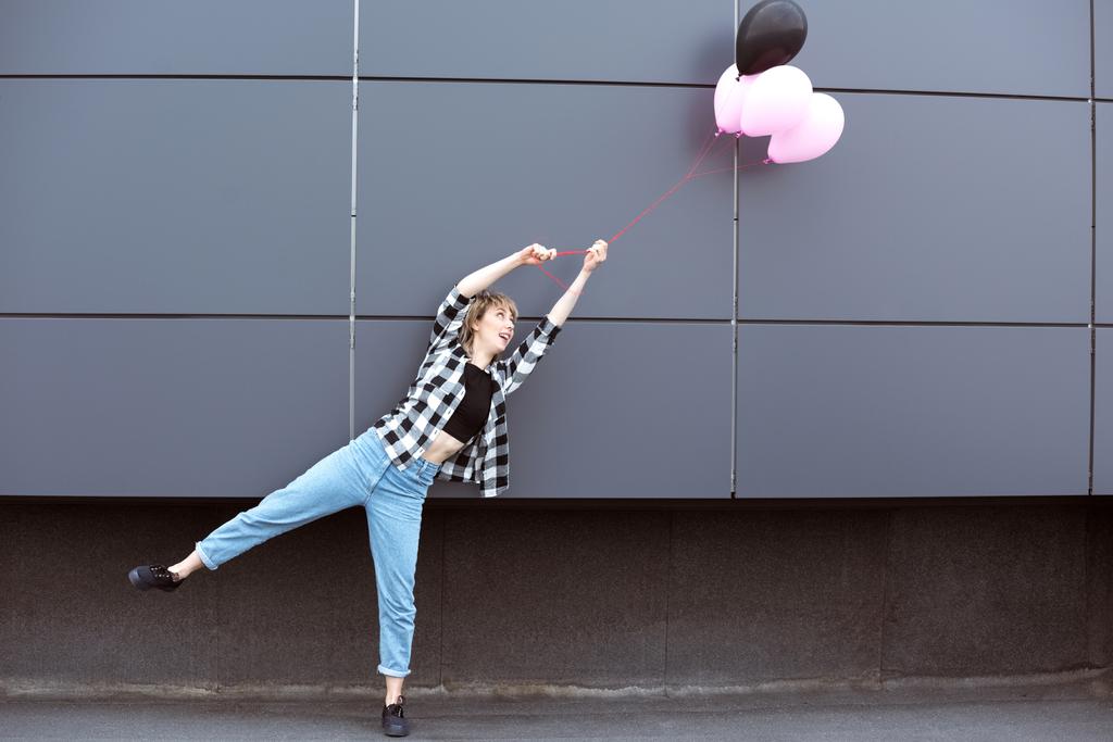 випадкова дівчина з повітряними кульками
 - Фото, зображення