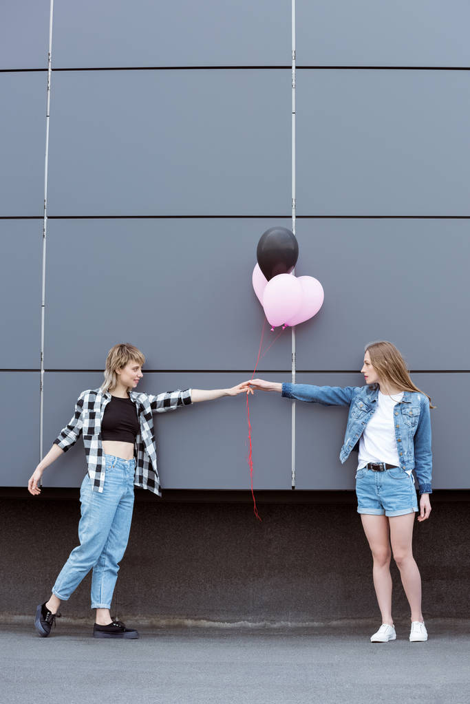 лесбийская пара с воздушными шарами
 - Фото, изображение