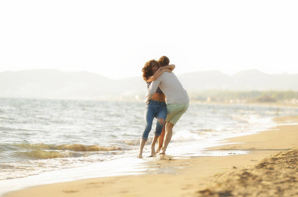 ευτυχισμένο ζευγάρι περπάτημα στην παραλία - Φωτογραφία, εικόνα