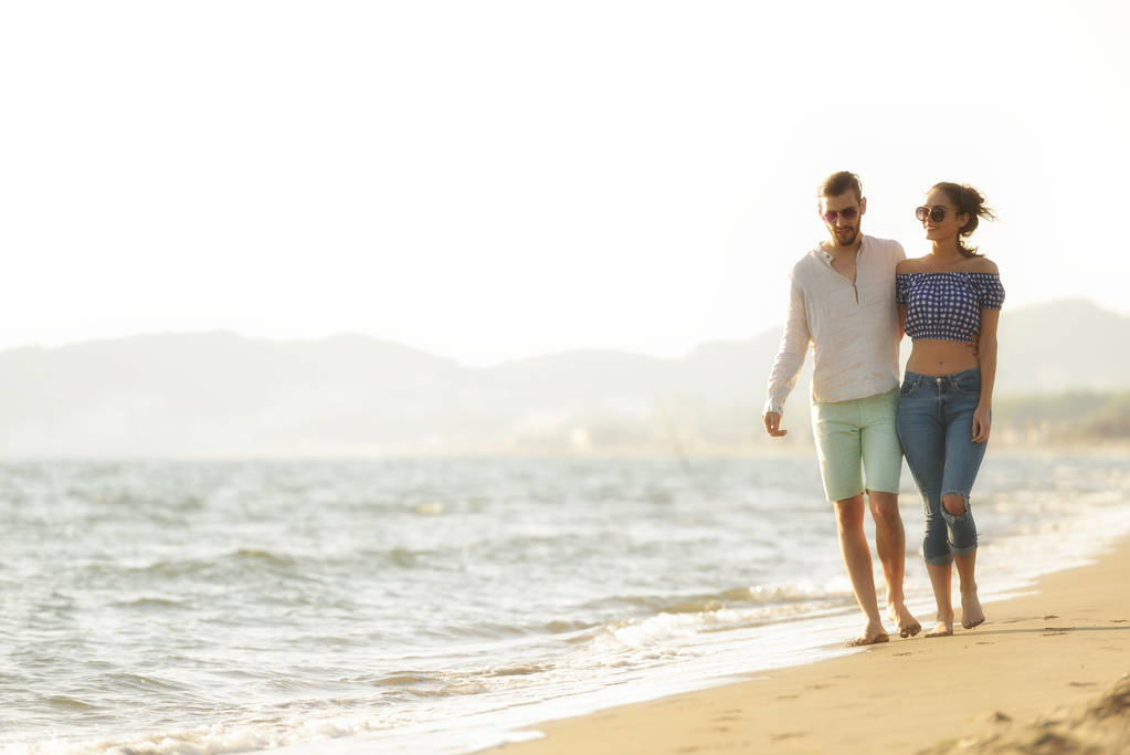 Joyeux couple marchant sur la plage
 - Photo, image