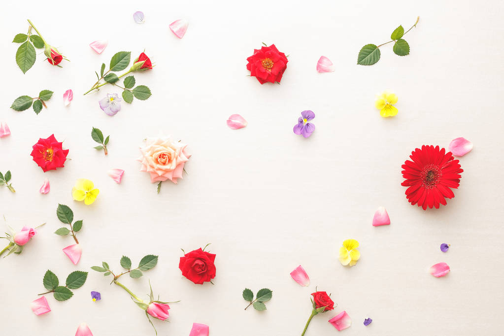 Blumenmuster aus rosa und roten Rosen, grünen Blättern, Gerbera und Stiefmütterchen - Foto, Bild
