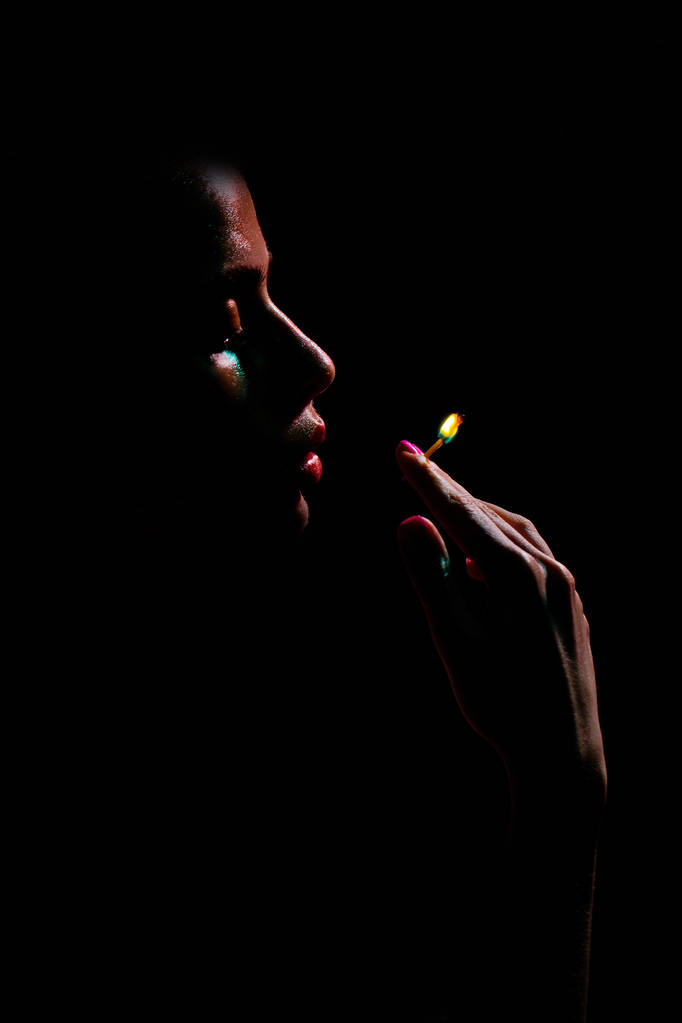 Suloinen kasvot kaunis tyttö tilalla polttava ottelu kädessä
 - Valokuva, kuva
