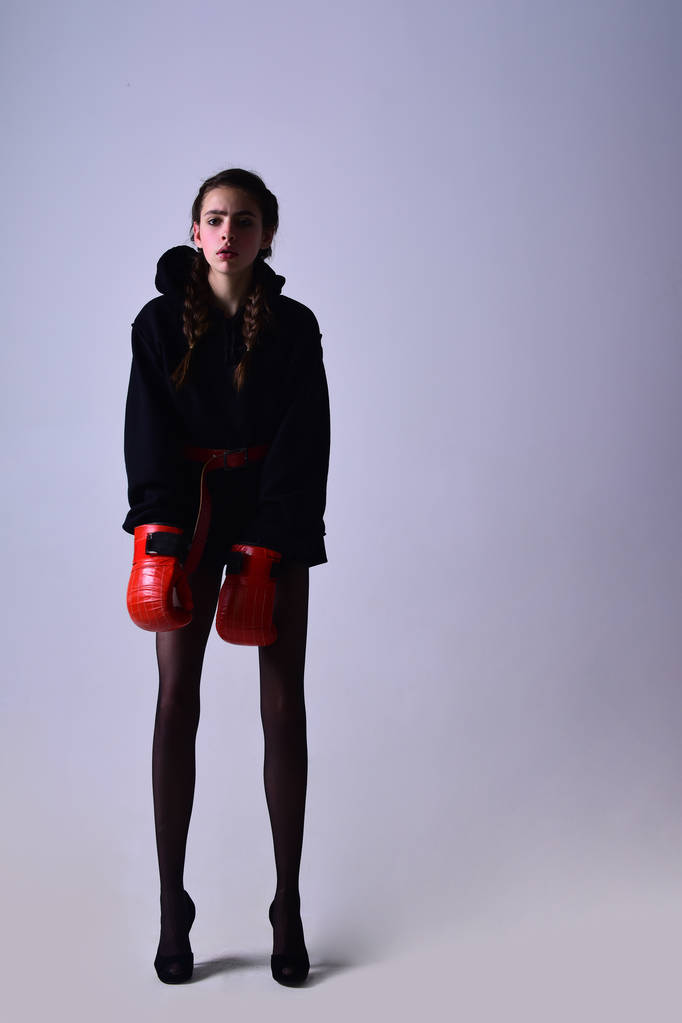 boxeador chica en rojo guantes de boxeo y abrigo
 - Foto, Imagen