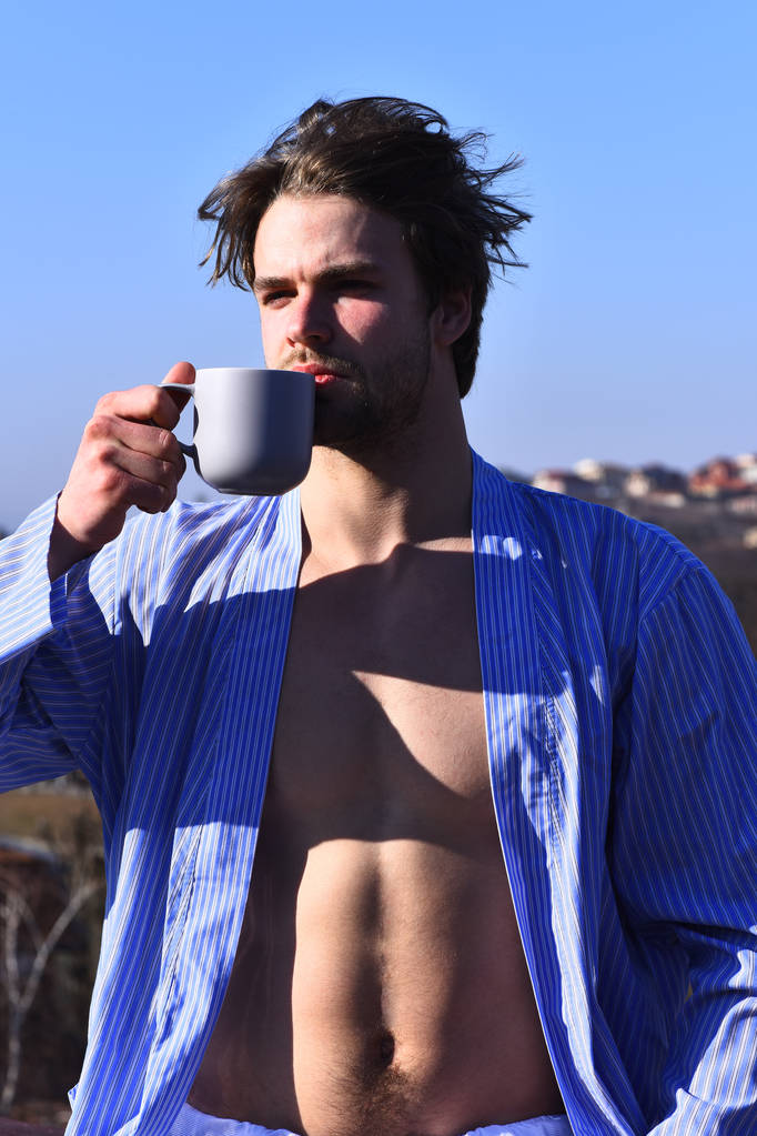 Kavkazský macho v modrém pruhovaném pyžamu - Fotografie, Obrázek