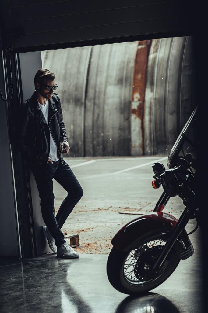 Стильный мужчина с мотоциклом
  - Фото, изображение