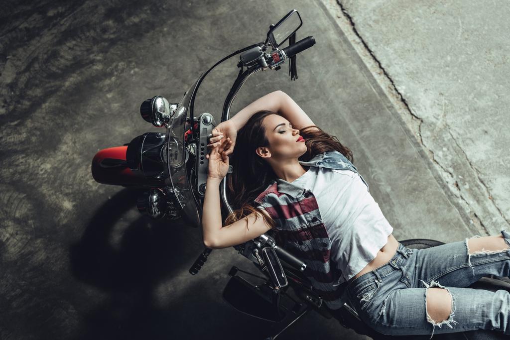 Młoda kobieta z motocyklem  - Zdjęcie, obraz