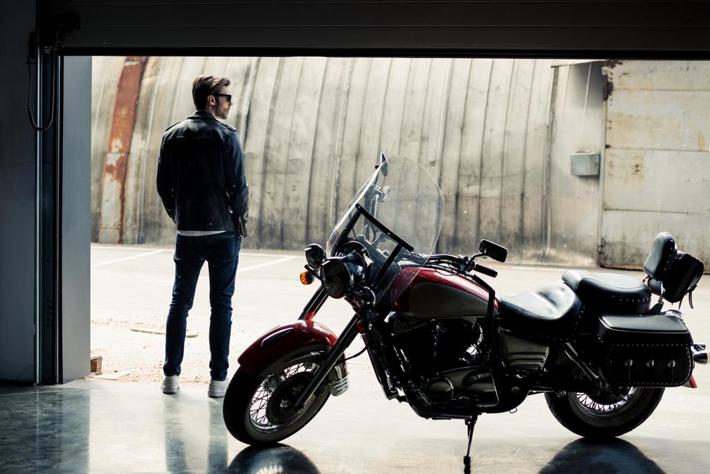 Hombre con estilo con moto
  - Foto, Imagen