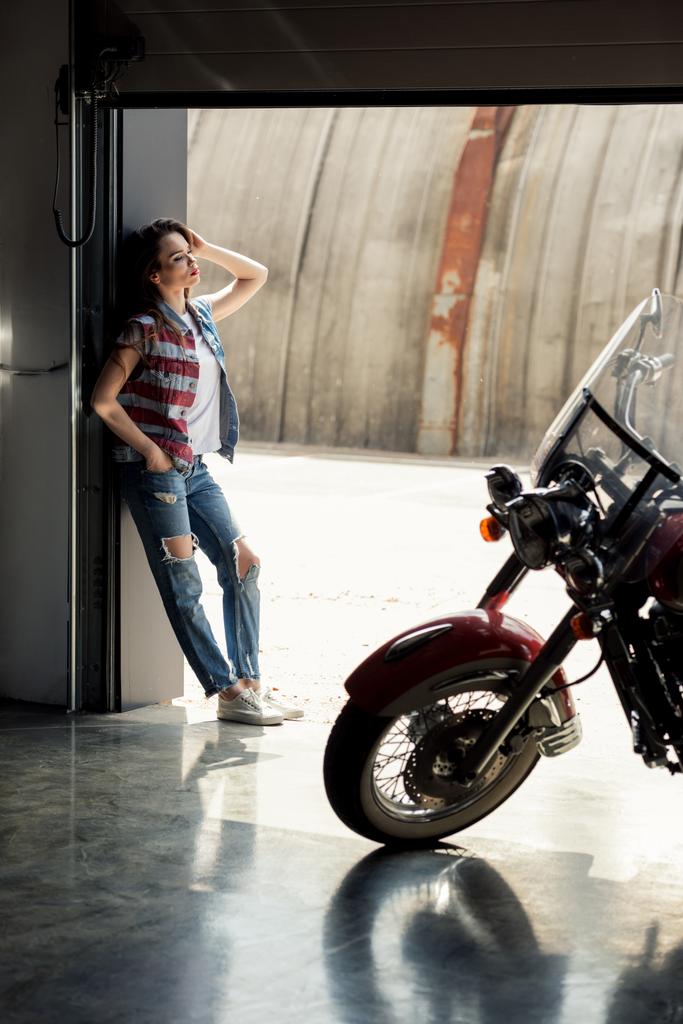 Fiatal nő, motorkerékpár  - Fotó, kép