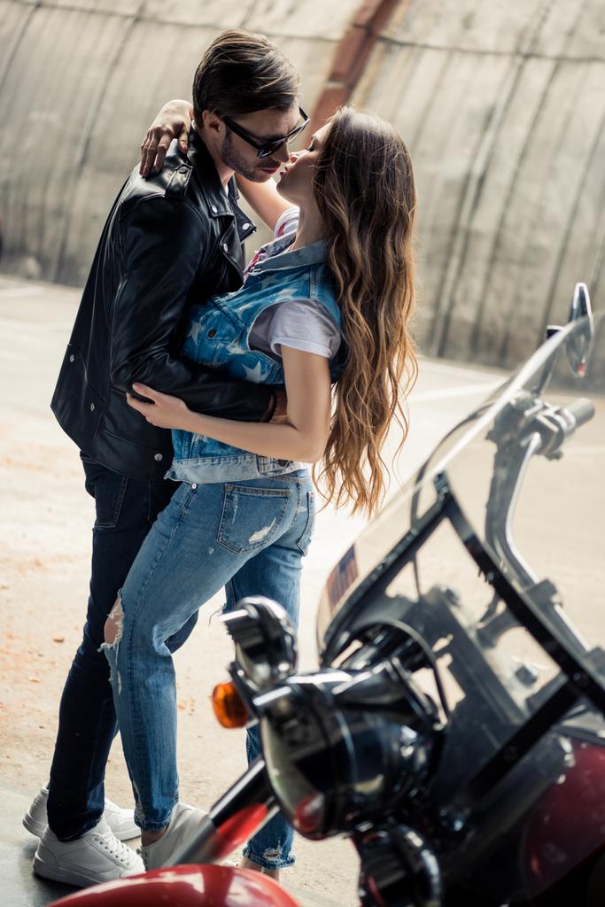 Motosiklet ile genç Çift  - Fotoğraf, Görsel
