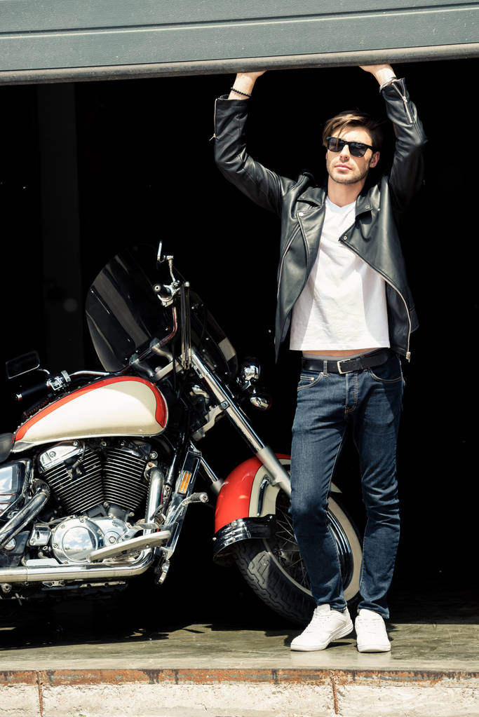 Tyylikäs mies moottoripyörä
  - Valokuva, kuva