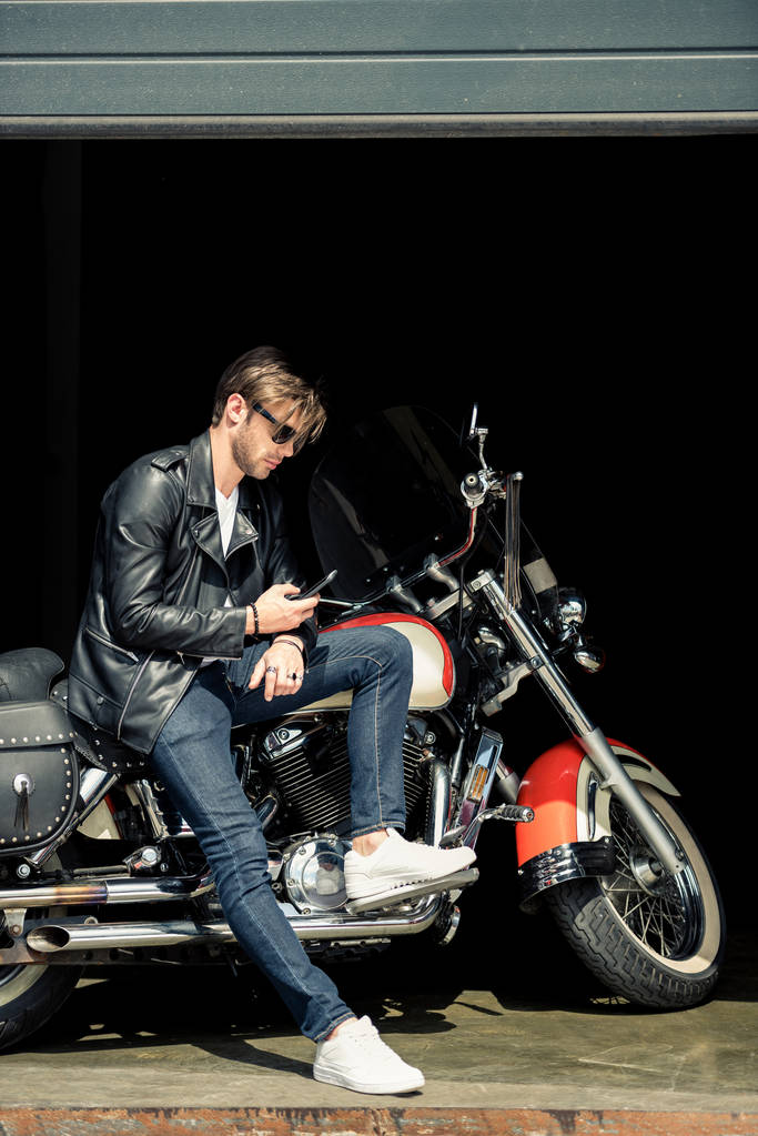 Hombre con estilo con moto
  - Foto, imagen