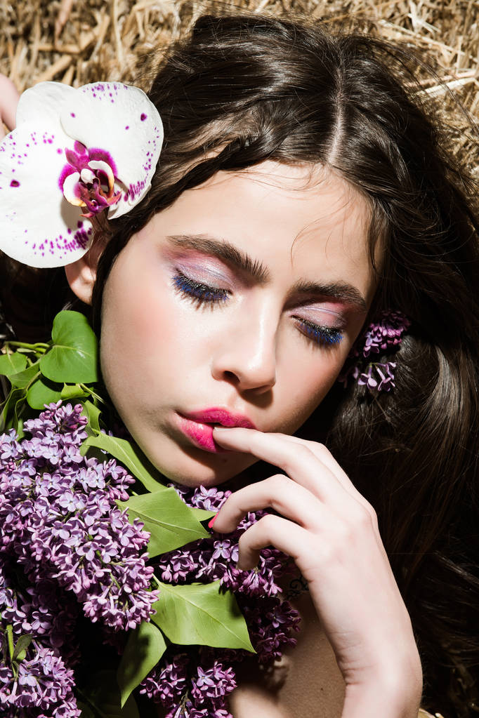 retrato de mulher jovem, menina com belo lilás, flor de orquídea
 - Foto, Imagem