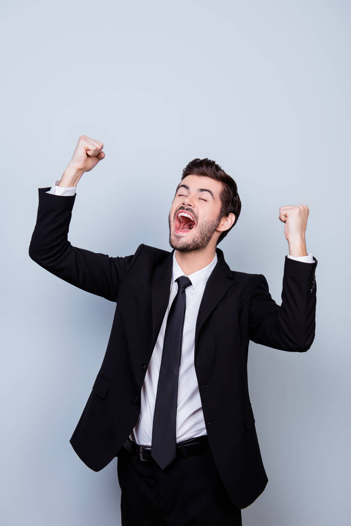Κάθετη πορτρέτο του happy ουρλιάζοντας εργοδότη Ἀλκιβιάδῃ με ρα - Φωτογραφία, εικόνα