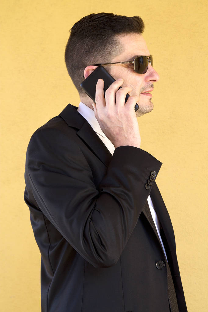 Obchodník mluví na mobilním telefonu - Fotografie, Obrázek