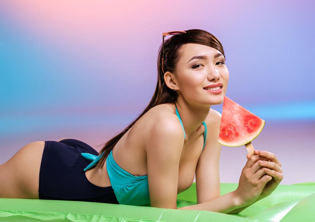 Mädchen im Badeanzug isst Wassermelone  - Foto, Bild