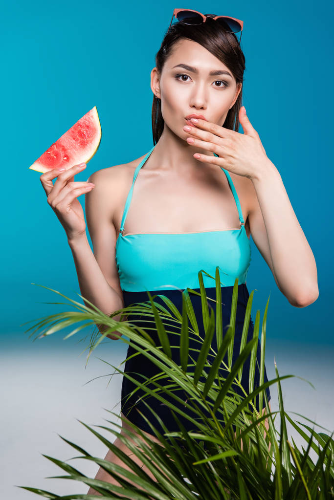 asiatique femme en maillot de bain manger pastèque
 - Photo, image