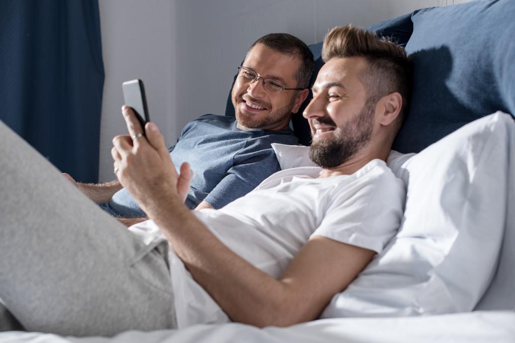 Couple homosexuel utilisant un smartphone
  - Photo, image