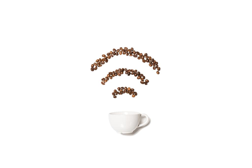 Taza blanca con granos de café   - Foto, imagen