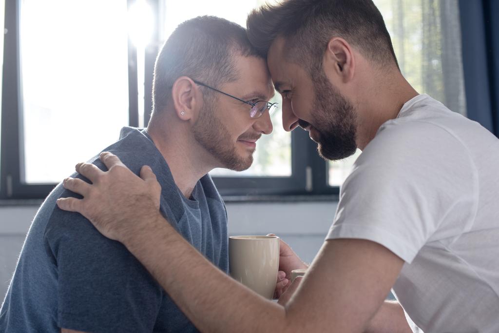 Гомосексуальна пара п'є каву
  - Фото, зображення