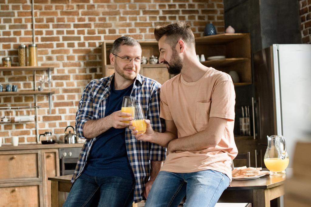 gay casal tendo pequeno almoço
  - Foto, Imagem
