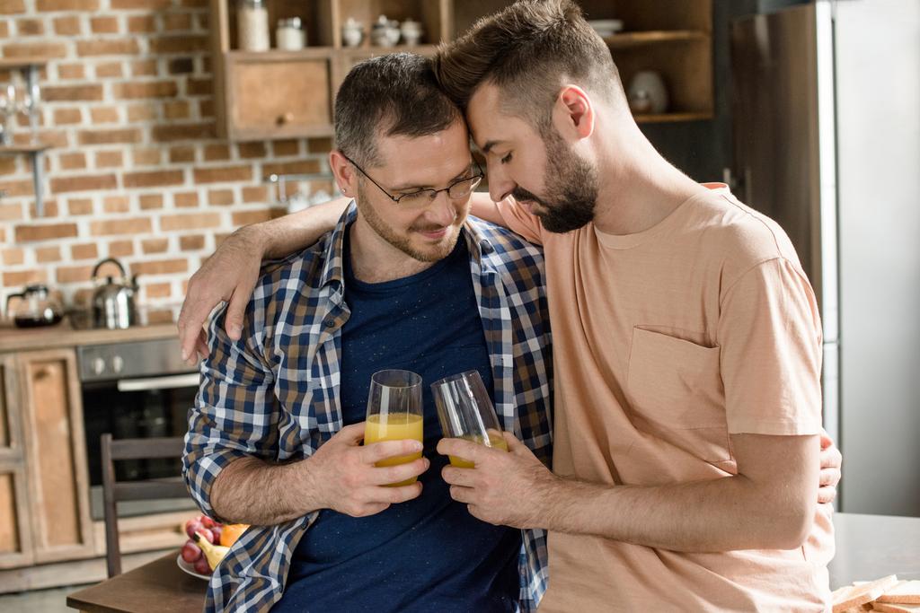 pareja gay teniendo desayuno
  - Foto, Imagen