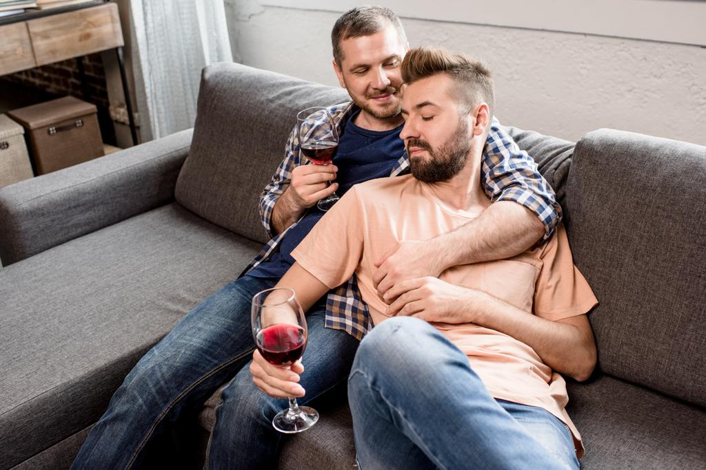 pareja homosexual bebiendo vino en casa
 - Foto, Imagen