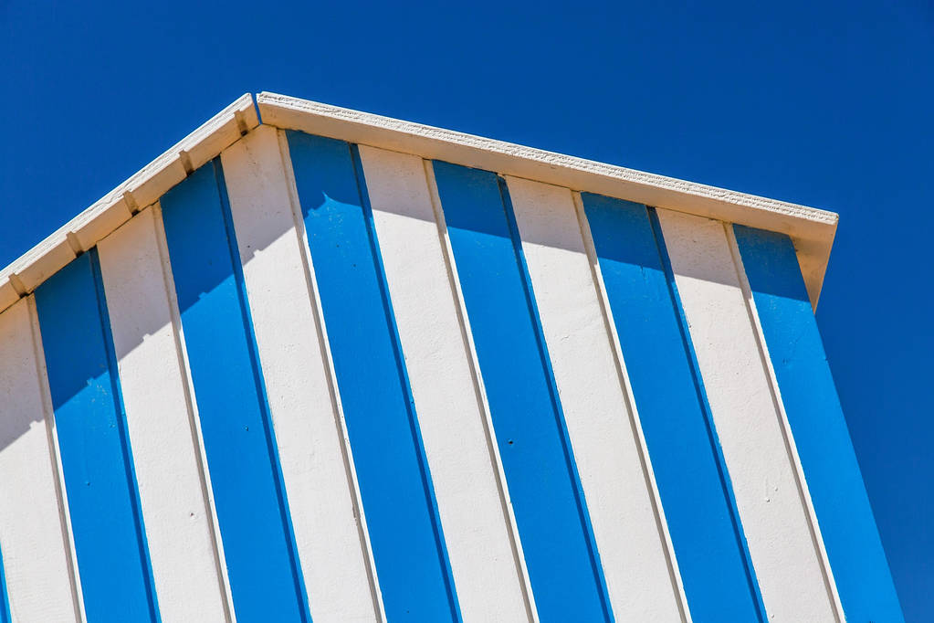 Detail der Hütte am Strand mit blauem Himmel auf dem Hintergrund - Foto, Bild