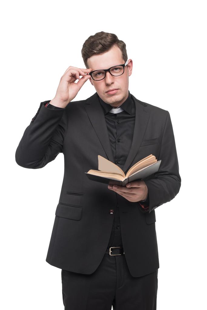 jeune prêtre lisant le livre des Écritures
 - Photo, image
