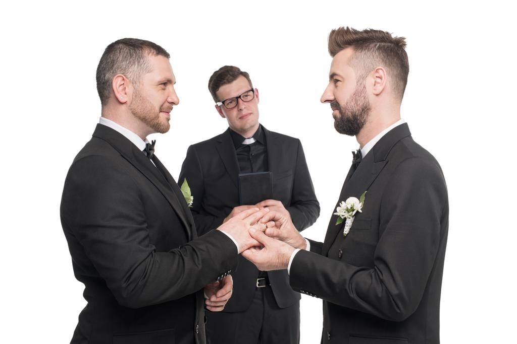 ομοφυλόφιλο ζευγάρι ανταλλαγή δαχτυλίδια στο γάμο - Φωτογραφία, εικόνα