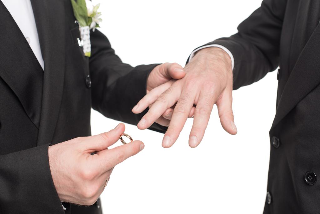 гомосексуальная пара обменивается обручальными кольцами
 - Фото, изображение
