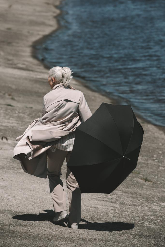 Starszy kobieta z parasolem  - Zdjęcie, obraz