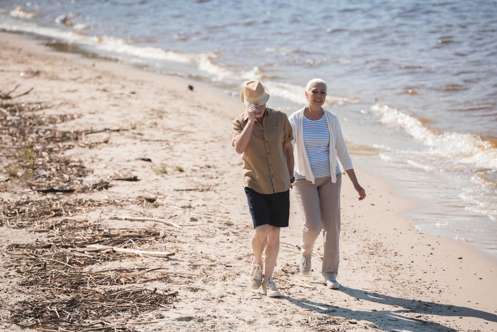 Seniorenpaar geht am Strand spazieren  - Foto, Bild