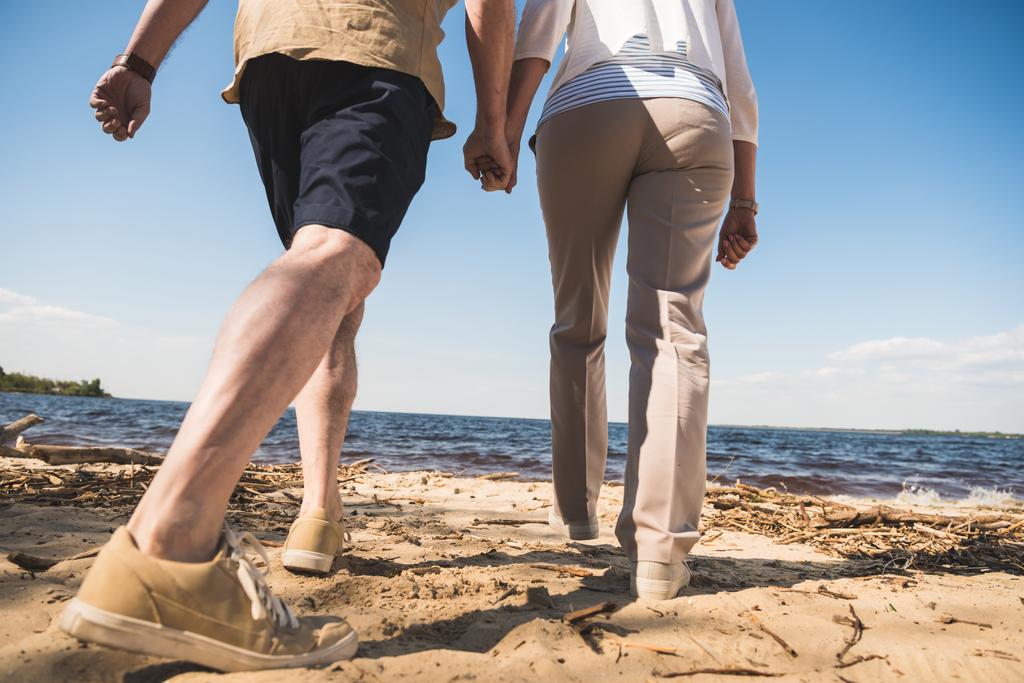 starší pár kráčející na pláži  - Fotografie, Obrázek
